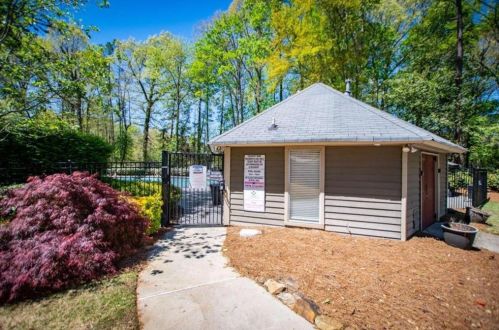 101 Country Park Dr, Smyrna GA  30080-8215 exterior