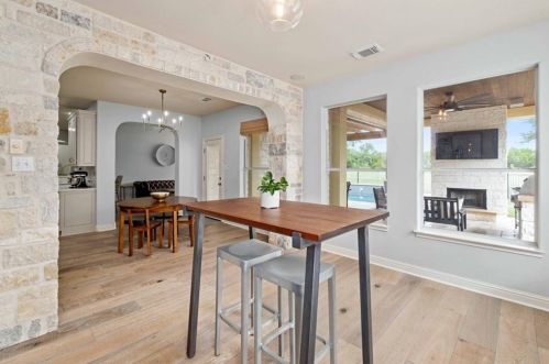 7904 Crandall Rd, Austin TX  78739-1910 exterior