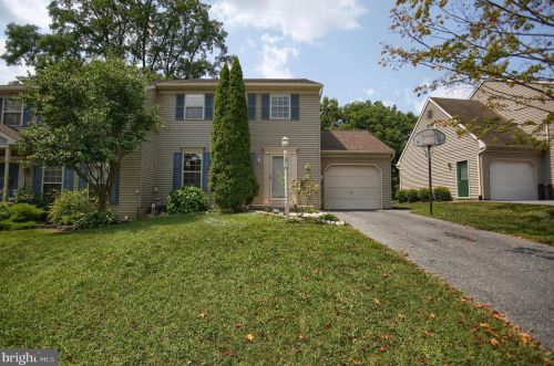 9 Mill Pond Dr, Lancaster PA  17603-7412 exterior