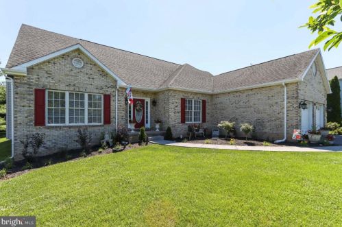 384 Turnberry Dr, Charles Town WV  25414-3930 exterior