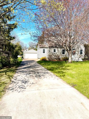 7692 Groveland Rd, Saint Paul, MN 55112-3815