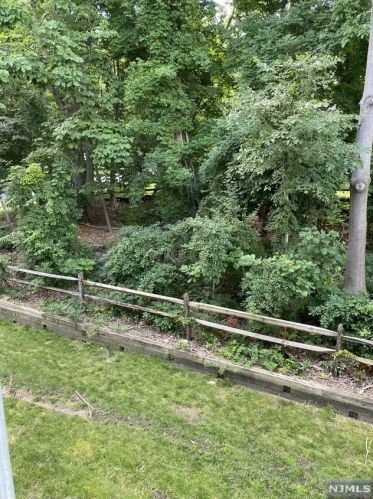 915 Tuliptree Ct, Mahwah, NJ 07430-3465