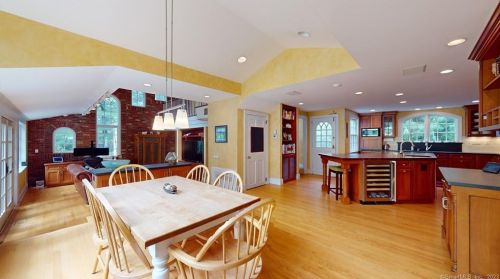 87 Pilgrim Rd, Hartford, CT 06117-2244