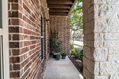 4213 Comanche Dr, Carrollton TX  75010-3301 exterior