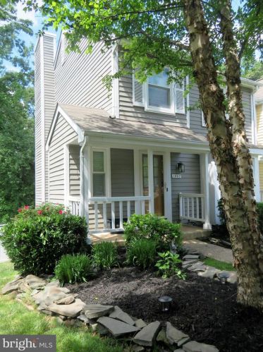 1557 Twisted Oak Dr, Herndon, VA 20194-1539