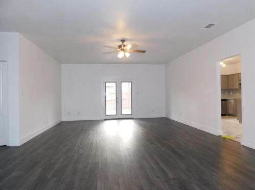 1305 Main St, Carrollton TX  75006-4033 exterior