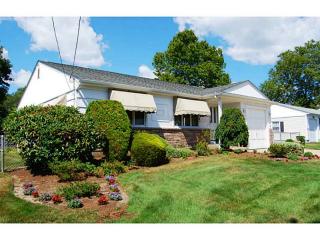 37 Woodcrest Dr, East Providence, RI 02915-1818