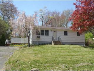 11 Tamarack Dr, Clinton, CT 06413-1521