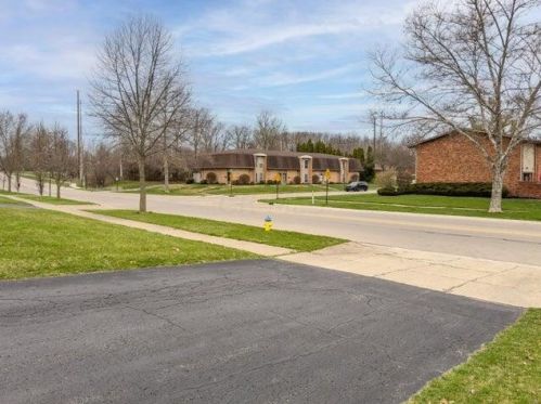 2416-2422 Red Coach Dr, Springfield OH  45503-1238 exterior