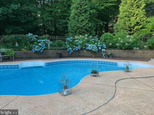 1263 Fawnwood Dr, Lancaster, PA 17601-1717