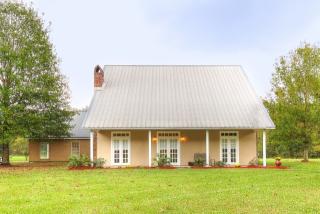2547 Tom Dr, Slaughter, LA 70777-3000
