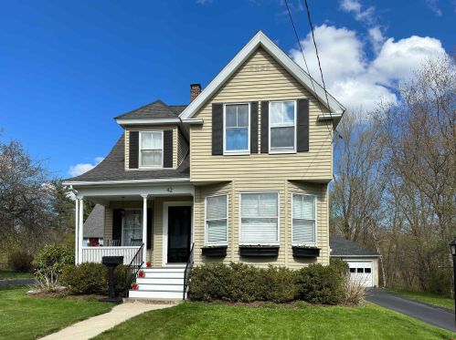 42 Rutland St, Dover, NH 03820-3919