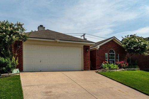 540 Caravan Dr, Fort Worth, TX 76131-3937