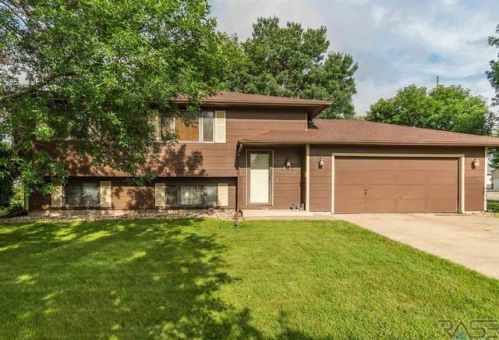 617 Yellowstone Dr, Corson, SD 57005-1568