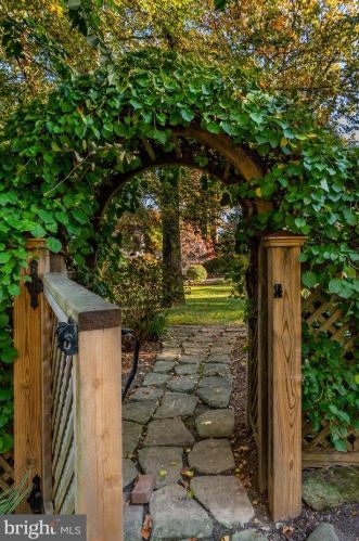 1211 Pinecrest Cir, Silver Spring MD exterior