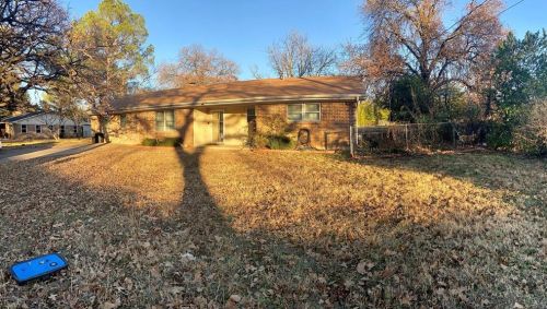 820 Red Bud Dr, Azle, TX 76020-2340