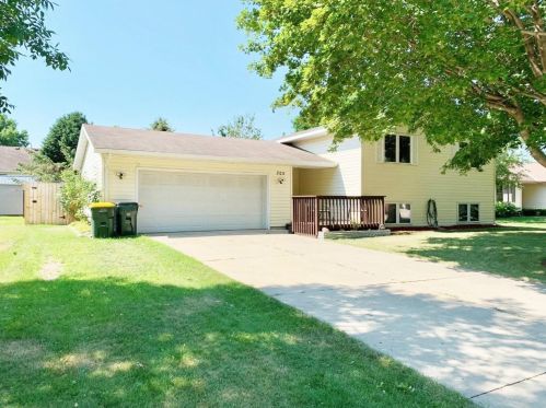 305 Vos Park Dr, Willmar, MN 56201-2327