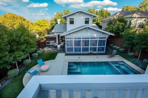 319 Edgefield Ave, Dallas TX  75208-5316 exterior