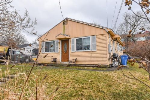 9 Buck Rd, Middletown, RI 02842-6319