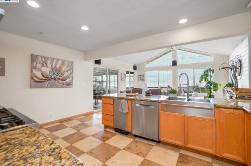 27965 High Country Dr, Hayward, CA 94542-2530