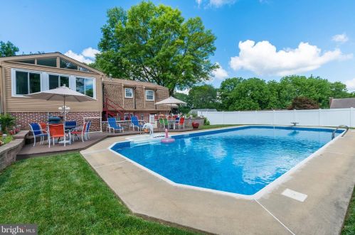 303 Devon Dr, Lancaster PA  17603-4609 exterior