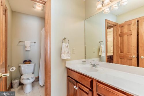 5 Linden Dr, Carlisle PA 17015-6906 exterior