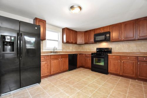 38 Palm St, Nashua, NH 03060-3211