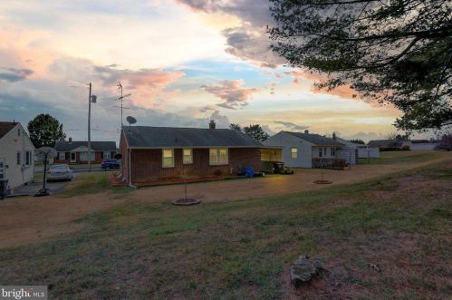 20 Lincoln Dr, Hanover PA 17331-4906 exterior