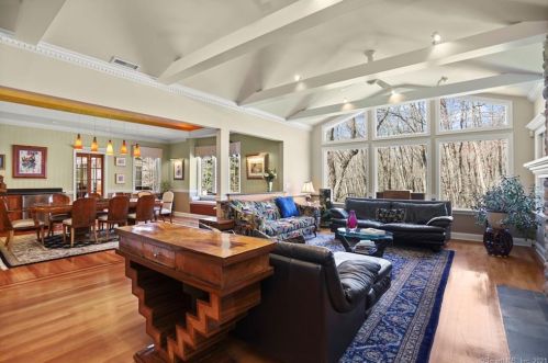 17 Carrington Dr, Greenwich CT  06831-3119 exterior