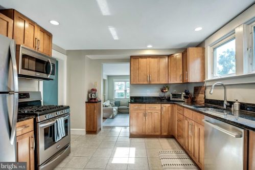 410 Lakeview Ave, Tavistock NJ 08033-1609 exterior