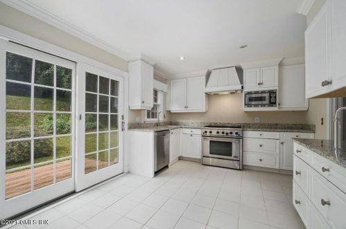 21 Mallard Dr, Greenwich CT  06830-6707 exterior