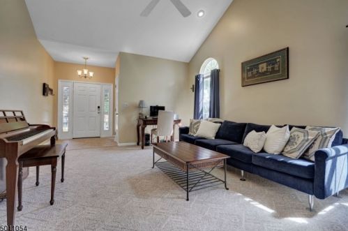 10 Delaney Ct, Bridgewater, NJ 08807-5568
