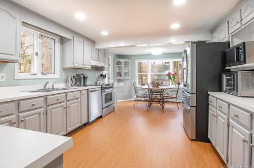 8 Skidmore Ln, Sandy Hook, CT 06482-1405