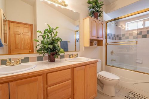 13610 Hillside Dr, Truckee CA  96161-6867 exterior