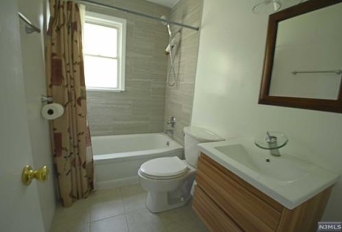 395 Terhune St, Teaneck, NJ 07666-2420