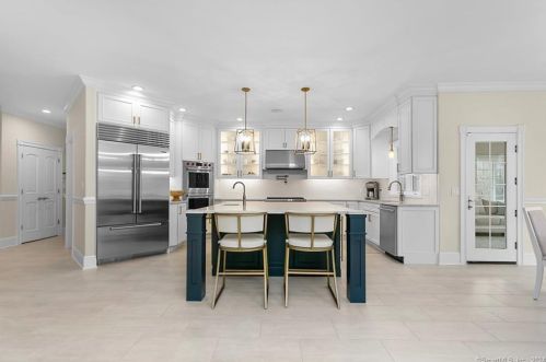 76 Mustang Dr, Upper Stepney CT  06468-1371 exterior