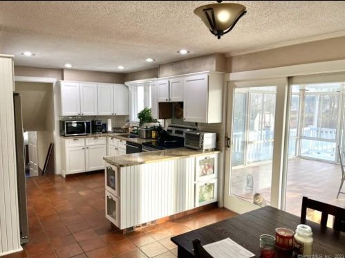 48 Deepwood Dr, Waterbury, CT 06708-2907