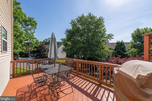 878 Tall Oaks Sq, Leesburg, VA 20175-8946