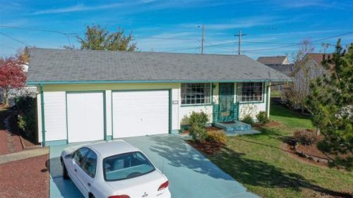 1511 Country Club Cir, Woodburn, OR 97071-2418