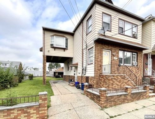 89 Market St, Outwater, NJ 07026-3722