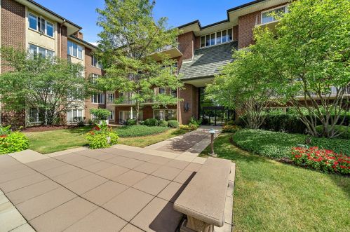 5 Oak Brook Club Dr, Oak Brook IL  60523-1348 exterior