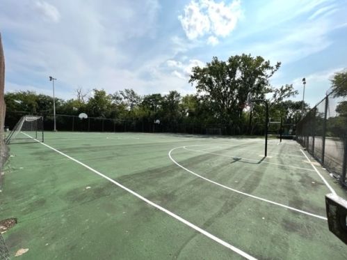 9472 Bay Colony Dr, Des Plaines IL  60016-3657 exterior