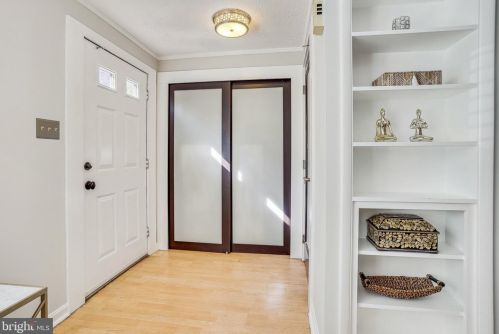 6806 Hutchison St, Falls Church, VA 22043-1603
