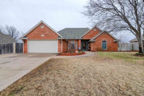 923 Stoneridge Dr, Stillwater, OK 74074-1132