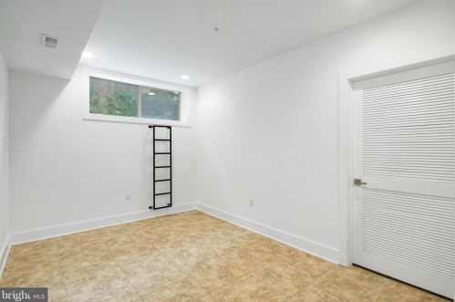 146 Front St, Philadelphia PA 19106-0020 exterior