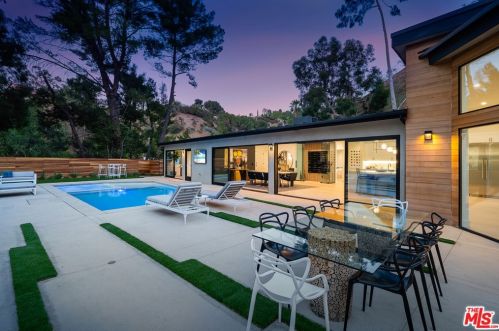 17137 Escalon Dr, Van Nuys CA  91436-4029 exterior