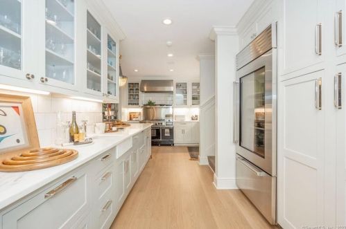 124 Havemeyer Pl, Greenwich CT  06830-6332 exterior