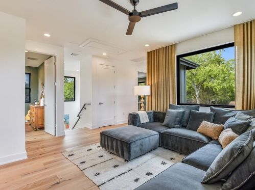 6001 Eureka Dr, Austin TX  78745-2962 exterior
