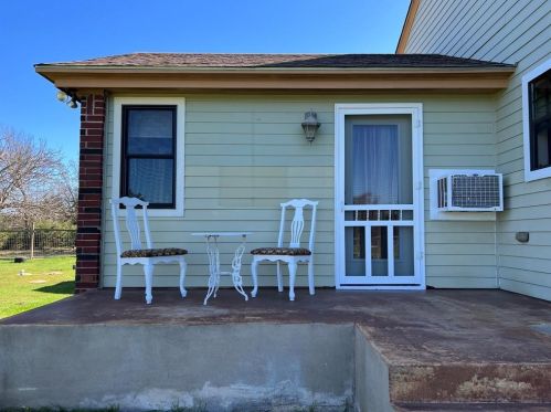 1050 Hidden Hills Dr, Mount Sharp, TX 78620-3935