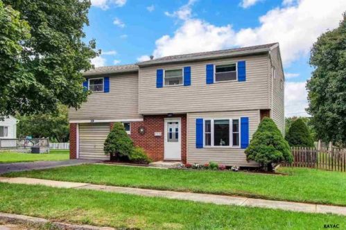 39 Stony Brook Dr, York, PA 17402-2743